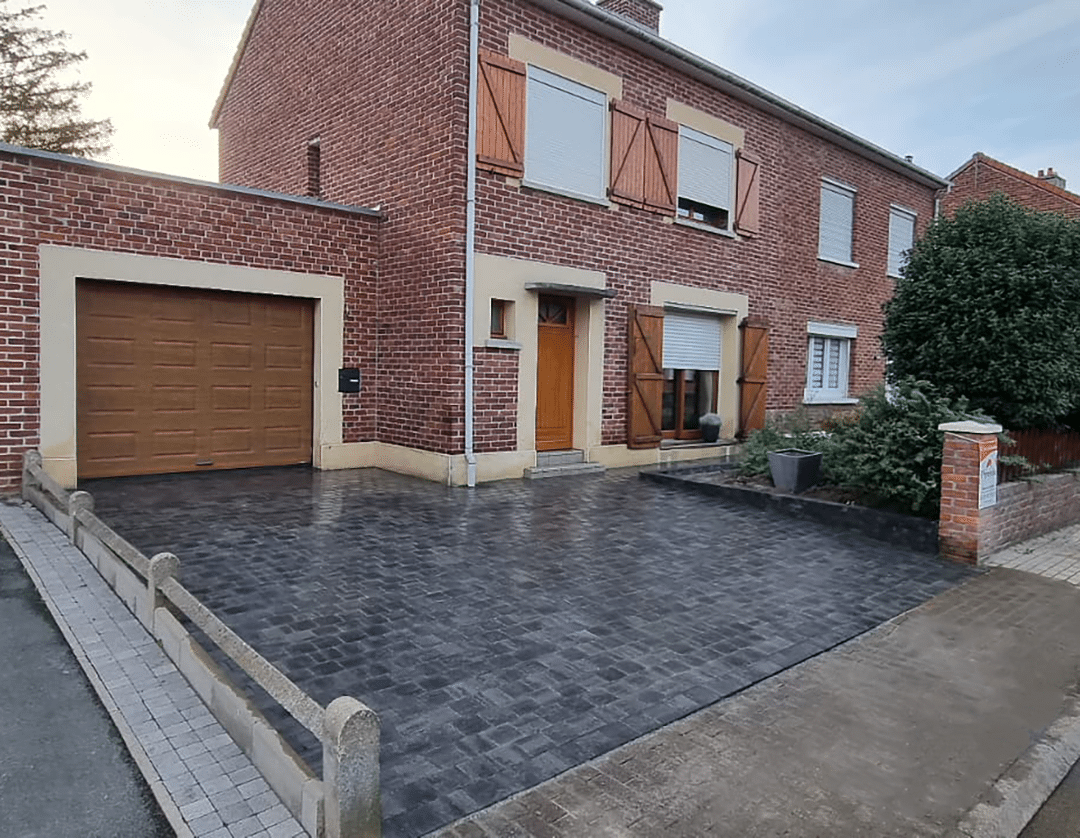 allée de garage en pavés gris à Bellonne
