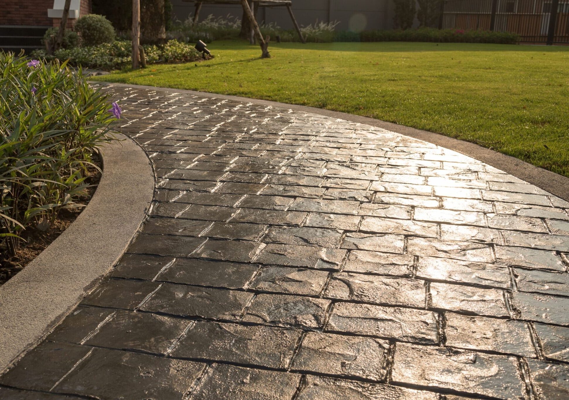 https://devweb.perenia.fr/wp-content/uploads/2024/05/Allee-jardin-beton-Loffre-Douai-scaled-1-scaled-e1715078240598.jpg